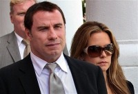 John Travolta y su esposa Kelly Preston rindieron declaración acerca de la muerte de su hijo y las supuestas intenciones de extorsionarlos por parte de algunos paramédicos.